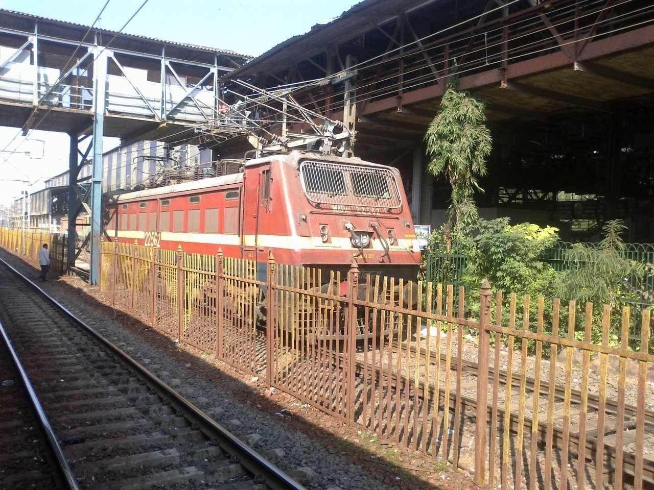 Single windowgrill BRC WAP-4E# 22562 with its panto up at Mumbai Central shed  (Arzan Kotval)