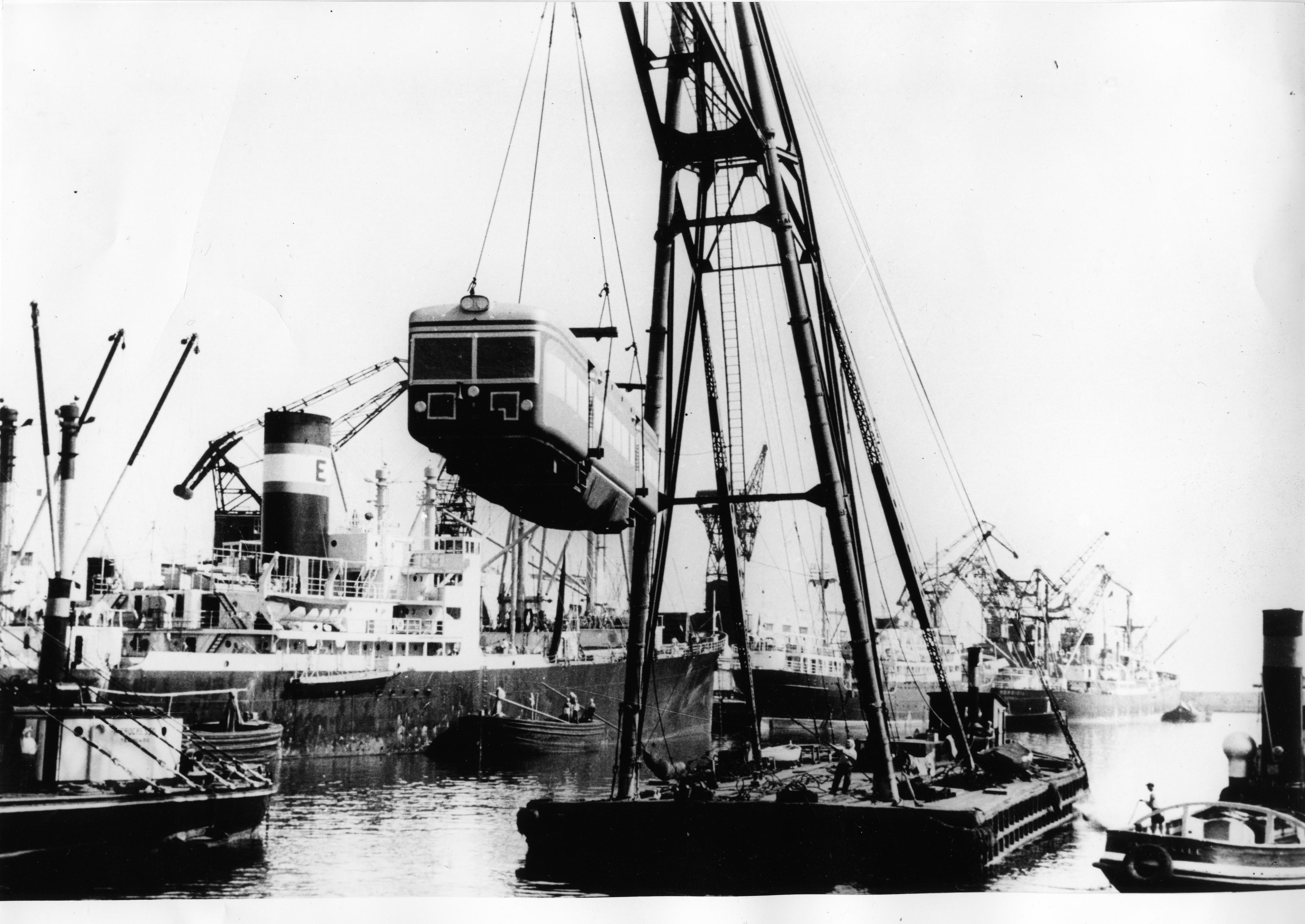 Unloading the type 090 railcar in India, 1957.