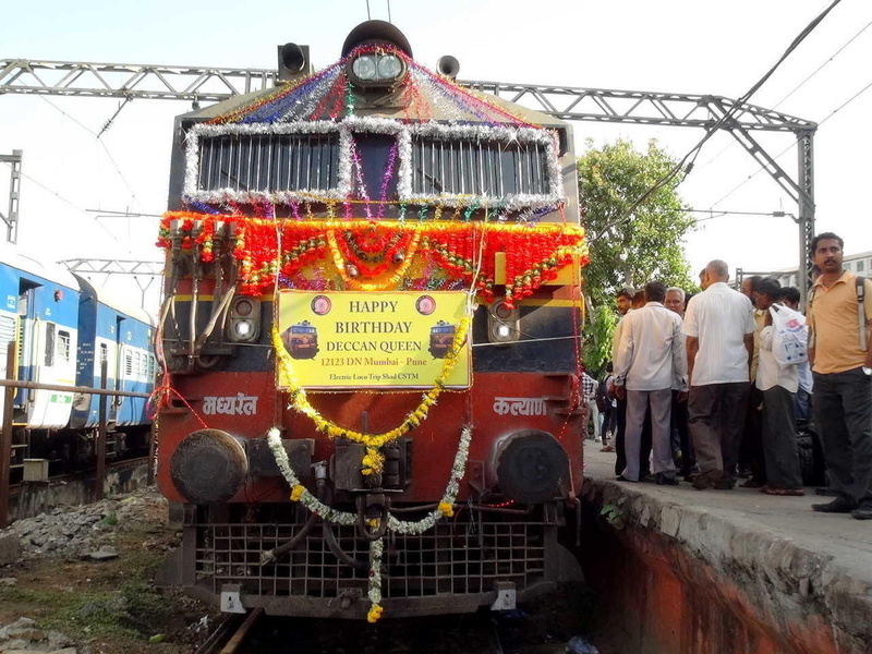 A close up of florally decorated KYN WCAM-3# 21942 with Birthday Queen at Mumbai Cst.  (Arzan Kotval)