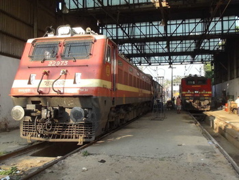 ET WAP-4# 22973 rests at Vidyavihar with HWH WAP-4# 22327 at VVH. ET WAP-4 arrived with 13201 Rajendra Nagar Ltt Express today a