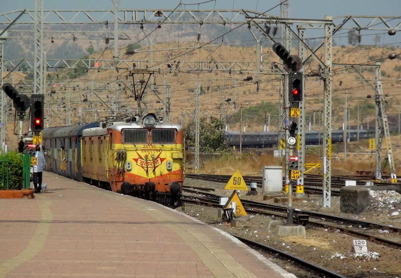 Superb looking ET WAM-4# 21335 curves into Kasara station with Chhapra Ltt Godan Express. It was running 30mins before time. Yes