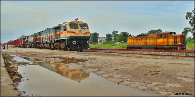 Narrow gauge and Broad Gauge togather at Balaghat Junction 
Raipur's WDG 4 twins arrived at Balaghat Jn with BCNA Rakes in Tow 