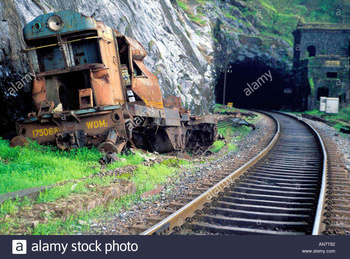 derailed-and-wrecked-diesel-engine-of-a-freight-train-goa-india-asia-AN7T82