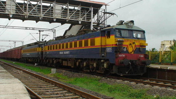 Photo of a Twin KYN WCAM3 21955 with a BCNA rake passing through Kopar upper station at a very high speed.