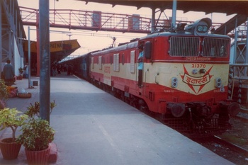 38003_HWH_YPR_Exp_getting_ready_to_leave_Vizag_at_1140_behind_a_Itarsei_WAM4_21370_instead_of_its_usual_AJJ_WAM4_18Jan05.jpg