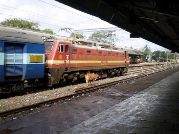 ET WAP-4 # 22757 arriving at KNW with LTT Rajendranagar express (Dhirendra Maurya)