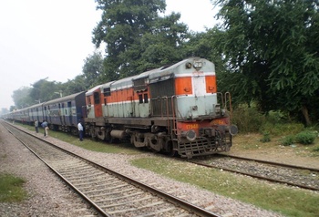 Kisan Express crossing its sibling at Sufderganj stn led by LDH WDM-2 # 17948 (Dhirendra Maurya)