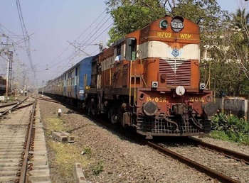 Jodhpur Bandra Terminus express led by VTA WDM-2 # 18709 at Bhayander outer_21.12.2009