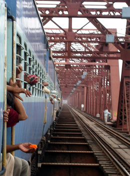 On_the_Narmada_bridge.jpg