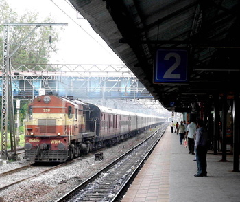 SSB WDM-2# 16416 speeds past Chinchpokli station of Central Railway with 22 coach long Maharaja Express.  (Arzan Kotval)