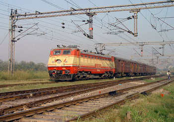 unknown_train_tilak_bridge_delhi_vikas_2nov03.jpg