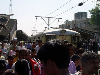 typical_mumbai_suburban_crowd.jpg