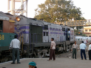 the_lead_loco_in_a_purpulish_blue_livery_loco_was_WDM_2A_18706_from_abr_photo_by_vicky.jpg