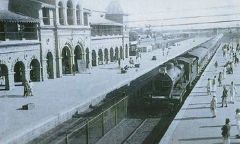 5:30 Passenger from Kotri reaching Frere Road station, 1900