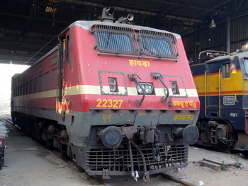 Massive HWH WAP-4# 22327 rests at Vidyavihar. It had arrived into Mumbai dead behind a KYN WCAM-3 with 18030 Shalimar Ltt expres