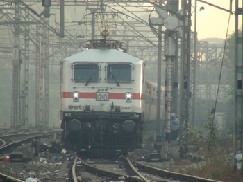 AJNI WAP-7# 30310 becomes the first pure Ac loco to enter in Mumbai with a dead SRC WAP-4# 22673 and 24 coach long 12152 Howrah 