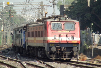 Impressive looking SRC WAP-4# 22894 curves into Vidyavihar with Hatia Ltt Superfast Express