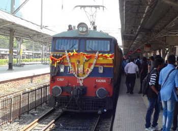 Beautiful looking 12124 Pune Mumbai Cst Deccan Queen arrives at Dadar bang on time on its 85th birthday. (Arzan Kotval)