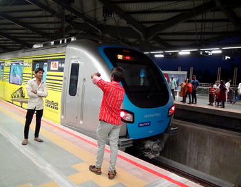 Mumbai Metro fever makes almost everyone click themselves with the new sensation.