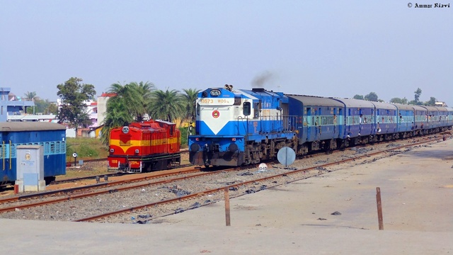 Narrow gauge and Broad Gauge togather at Balaghat Junction 
Train No 78802 Katangi Balaghat Gondia Local Arriving at Balaghat J