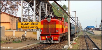ZDM 3A # 194 "Dr. Ambedkar " Arrived at Balaghat on N.G. Platform No 1 by hauling 58870 Jabalpur - Nainpur - Balaghat 