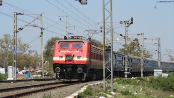 Train No 11016 Gorakhpur - lokmanya Tilak Terminus Kushinagar Express Entering Bhopal Junction with Bhusaval WAP 4 # 22307 in le